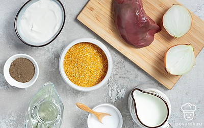 Промойте печень, снимите с нее пленку, удалите прожилки. Нарежьте ее небольшими кусочками. Очистите лук от шелухи, помойте, мелко его нашинкуйте. Промойте кукурузную крупу. Разогрейте сковороду.