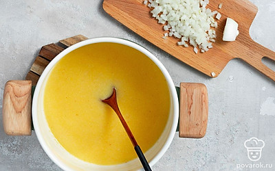 Сварите кашу. Крупу залейте водой в кастрюле в пропорции 1:2. Посолите, доведите до кипения и варите еще 20 минут на небольшом огне.