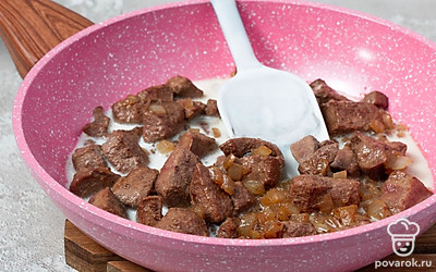 Обжарьте и потушите печень. Разогретую сковороду смажьте маслом и выложите лук. Жарьте 1-2 минуты до золотистого цвета. Добавьте печень, жарьте 3-4 минуты. Накройте крышкой и тушите еще 5-10 минут. Влейте молоко, добавьте сметану. Посолите и поперчите. Перемешайте и доведите до кипения, но не кипятите, чтобы не свернулся белок. Снимите с огня.