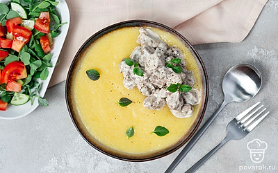 На порцию каши выложите печень в сметанном соусе. Подавайте с овощным салатом.