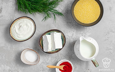 Подготовьте продукты для каши. Овечью брынзу раскрошите вилкой. Укроп измельчите.