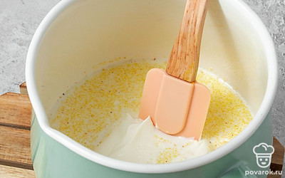 Сварите кукурузную крупу. В емкость для варки (мультиварку, кастрюлю) выложите сметану и сливки. Доведите до кипения. Всыпьте кукурузную крупу. При постоянном помешивании на медленном огне снова доведите до кипения. Варите до загустения 15-20 минут.