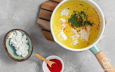 Завершите приготовление каши. В отварную кукурузную крупу добавьте соль. Перемешайте. Разложите сверху брынзу. Посыпьте свежей зеленью укропа и сладкой паприкой. Держите на плите до тех пор, пока по краям кастрюли не начнут появляться капельки масла.