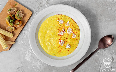 Подайте горячую кашу из кукурузы на сметане со шкварками — жареными кусочками сала или грибами, как это принято на Украине.