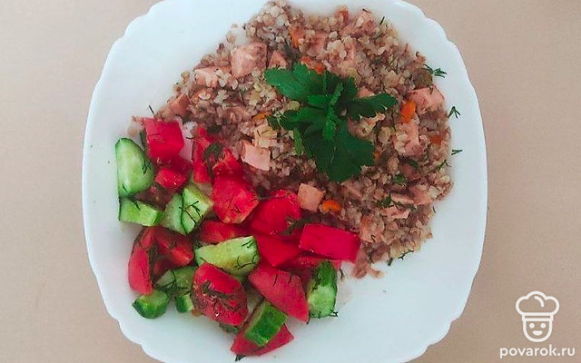 Радужная гречневая каша с колбасой — Рецепт с фото