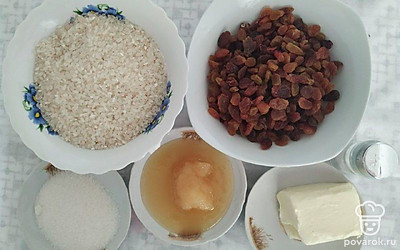 Приготовьте гречку, проверьте на наличие неочищенных черных зерен, помойте. Морковь и лук очистите и помойте. Остальные продукты отмеряйте по списку.