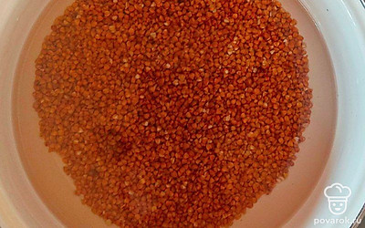 Поставьте варить гречку. Для этого вскипятите 2 стакана воды, высыпьте в нее стакан крупы, подсолите и варите на среднем огне до готовности каши.