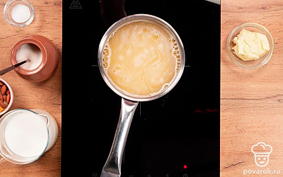 Начните приготовление. Насыпьте пшено в кастрюлю, залейте его водой и поставьте на плиту. Включите огонь. Дайте воде закипеть, варите кашу на среднем огне 15-20 минут.