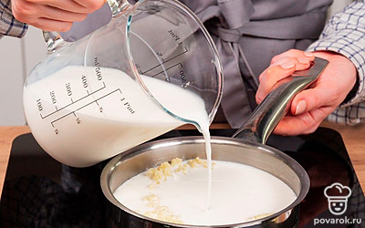 Сварите кашу. Снимите пенку ложкой и варите, пока не выкипит почти вся вода. Влейте молоко, сделайте огонь минимальным. Посолите и добавьте сахар по вкусу. Варите кашу 20 минут, иногда помешивая.