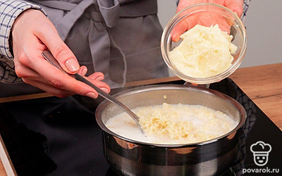 Дайте каше настояться. Выключите огонь, добавьте масло в кашу и накройте крышкой на 5-7 минут.