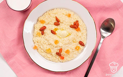 В кашу можно добавить любимые сухофрукты — изюм, курагу, а также орехи.