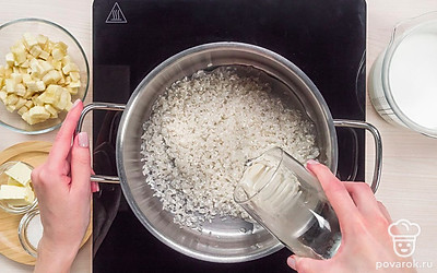 Приготовьте рис. Залейте рис водой и поставьте на огонь. После закипания жидкости варите, постоянно помешивая, до полного испарения влаги приблизительно 10-12 минут.