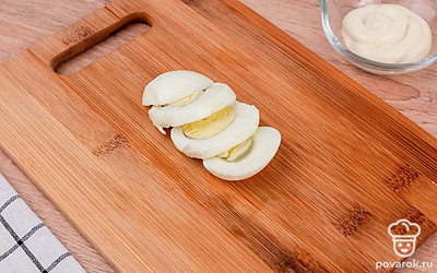 Яйцо нарежьте ломтиками толщиной 2-3 мм.