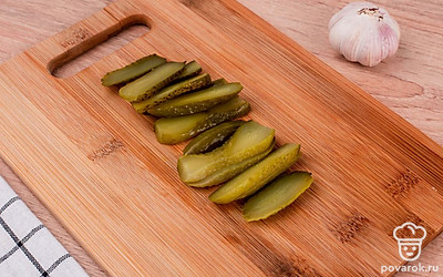 Огурцы нарежьте ломтиками.
