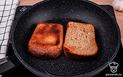Разогрейте сковороду с растительным маслом. Обжарьте ломтики хлеба по 3-4 минуты с двух сторон.