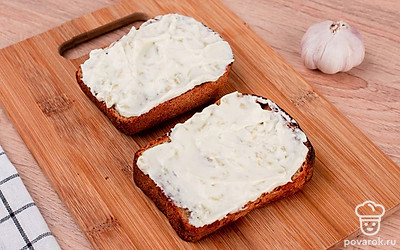 Хлеб смажьте майонезным соусом.