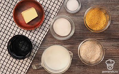 Переберите рис и пшено. Рис промойте один раз под проточной водой. Вскипятите воду. Залейте пшено кипятком и оставьте на 6 минут. Воду слейте.