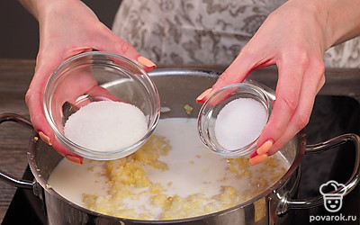 Приготовьте кашу. Всыпьте крупы в кастрюлю с кипящей водой. Подождите 2-3 минуты, пока вода вновь закипит. Снимите пену. Уменьшите огонь и варите 10-15 минут. Когда каша начинает загустевать, влейте молоко. Добавьте соль и сахар. Перемешайте. Доведите до кипения, помешивая. Сделайте огонь минимальным. Добавьте масло. Перемешайте. Когда каша загустеет, снимите ее с огня. Накройте крышкой. Оставьте на 10 минут.