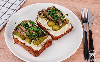 Готовые бутерброды украсьте мелко нарубленной свежей зеленью.