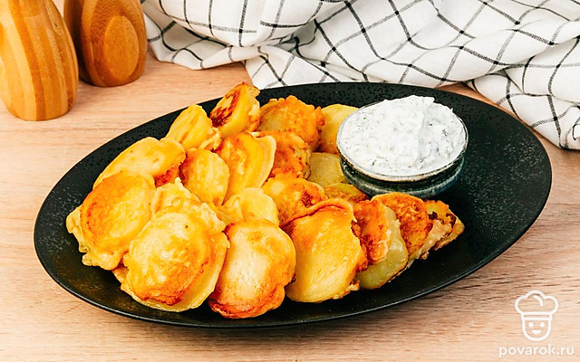 Картофель в кляре со сметанным соусом — Рецепт с фото