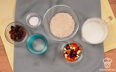 Подготовьте продукты для рисовой каши. Промойте рисовую крупу сначала в теплой, затем в горячей воде. Вымойте изюм и цукаты для подачи. Совет: в Китае рис традиционно готовят под плотной крышкой, на которую сверху ставят груз, чтобы пар совсем не выходил из кастрюли. Для того, чтобы приготовить рис аналогичным образом, стоит варить его в мультиварке.