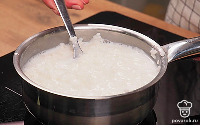 Сварите кашу. Поставьте воду в кастрюле с толстым дном на средний огонь. Дайте закипеть. Выложите промытый рис. Убавьте огонь, варите, постоянно помешивая. Посолите. Варите кашу до полуготовности — пока жидкость не станет киселеобразной, а рисинки не разбухнут — 10–15 минут. Добавьте в кашу молоко — не все сразу, а постепенно. Продолжая мешать, варите до готовности 5-7 минут.