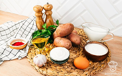 Выложите все ингредиенты на стол, поставьте на плиту кастрюлю с водой.