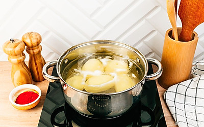 Почистите и отварите картофель до полуготовности.