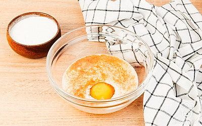 В миску налейте молоко, добавьте яйцо, немного сушеной паприки и щепотку соли.