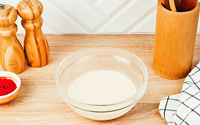 Размешайте получившуюся смесь до состояния однородности при помощи венчика или вилки.