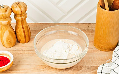 Добавьте в миску просеянную муку и тщательно всё перемешайте.