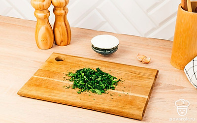 Приступим к соусу. Для начала мелко порубите большую часть зелени.