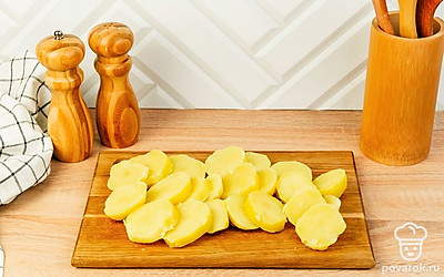 Порежьте полуготовый картофель пластинками толщиной чуть больше 1 сантиметра.
