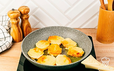 Обмакивайте каждую пластинку в тесто и выкладывайте их на сковороду, разогретую с небольшим количеством растительного масла.Обжаривайте по несколько минут с каждой стороны – до появления румяной корочки.