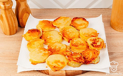 Выложите готовый картофель на бумажное полотенце (осторожно, очень горячо!), чтобы он немного остыл, а лишнее масло впиталось в бумагу.