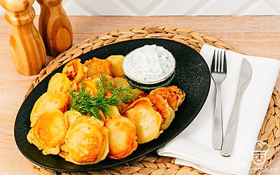 Подавайте картофель со сметанным соусом, украсив его парой веточек свежей зелени. Если блюдо предназначается для детей, то из него можно сделать веселые рожицы – для этого нужно всего лишь нарисовать картофелю рот и глаза с помощью всё того же соуса. Приятного вам аппетита!