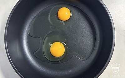 Прямо в сковороду разбить два яйца.