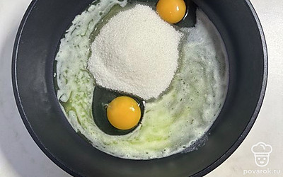 Добавить сахар и растопленное сливочное масло. Перемешать.