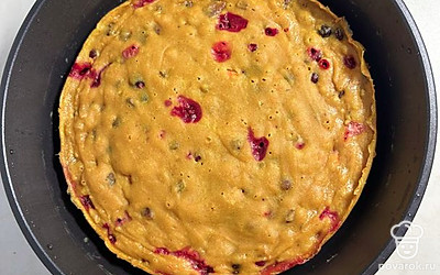 Поставить кекс на самый маленький огонь под крышку на 40 минут. Переворачивать не нужно. При скоплении конденсата на крышке снять ее и промакнуть полотенцем, чтобы кекс не был влажным. Особенно это важно в конце приготовления.