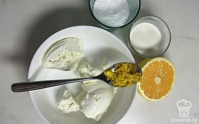 Пока выпекается кекс, приготовить фростинг: соединить в миске сливочный сыр, сливки, сахарную пудру, сок и цедру апельсина. Взбить миксером и нанести на остывший кекс.