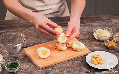 Подготовьте яйца. Разрежьте каждой яйцо пополам и уберите желтки.