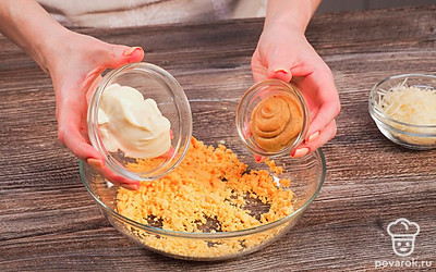 Подготовьте начинку. Разомните желтки, добавьте майонез, горчицу, соль и перец по вкусу и тщательно перемешайте.