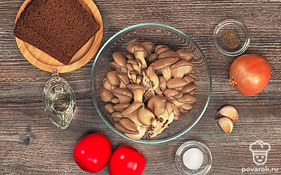 Хорошо вымойте емкости для икры. Простерилизуйте банки и крышки. Это можно сделать в духовке, установив температуру 120 ˚C. Емкости нужно ставить в холодную духовку. Через 15-20 минут достаньте их и поставьте на чистое полотенце. Вымойте вешенки. Отрежьте края ножек и выбросьте. Нарежьте их на мелкие кусочки. Вымойте помидоры. Нарежьте их на мелкие кубики. Зеленые хвостики оторвите. Очистите чеснок и пропустите его через пресс. Очистите лук. Вымойте его проточной водой. Нарежьте на мелкие кубики.