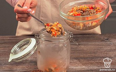 Приготовьте грибную икру. Выложите вешенки на сковороду с растительным маслом. Добавьте соль, перец, перемешайте. Обжаривайте на среднем огне в течение 10 минут, пока не выпарится влага. Добавьте лук, перемешайте и жарьте еще 5 минут. Выложите к грибам и луку помидоры. Перемешайте и готовьте еще 5 минут. Добавьте чеснок и перемешайте. Через 5 минут снимите сковороду с огня. Разложите икру по небольшим банкам и плотно закатайте. Переверните банки вверх ногами и накройте теплым одеялом. Оставьте до полного остывания.