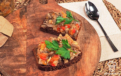 Намажьте икру на хлеб. Выложите бутерброды на красивое блюдо и подавайте к столу.