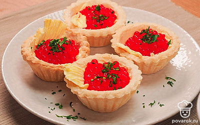 Украсьте тарталетки рубленой зеленью. Но откажитесь от базилика и кинзы, эти травы дают слишком сильный аромат и способны заглушить вкус красной икры.