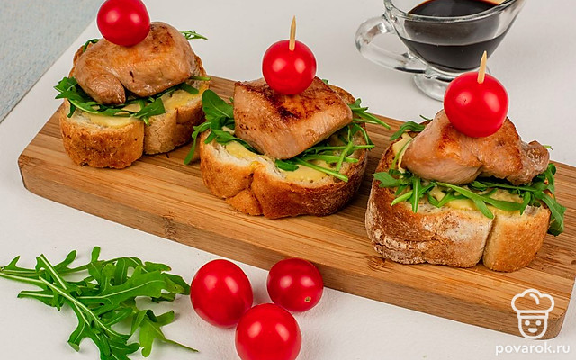 Брускетта с жареной курочкой и руколой — Рецепт с фото