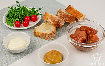 Отрежьте необходимое количество хлеба. Черри и филе помойте и просушите бумажным полотенцем. Куриное филе на крупные кусочки, выложите в глубокую миску, добавьте растительное масло и соевый соус, оставьте мариноваться.