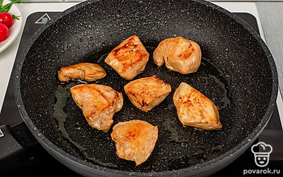 Достаньте кусочки багета из сковороды и выложите на нее курицу. Обажрьте филе на среднем огне 5-7 минут.