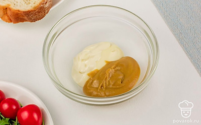 Тем временем приготовьте соус: в небольшой миске смешайте горчицу и майонез.